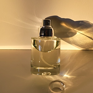 Un frasco de perfume.