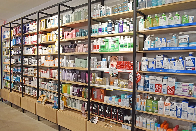 Interior de farmacia Izquierdo.
