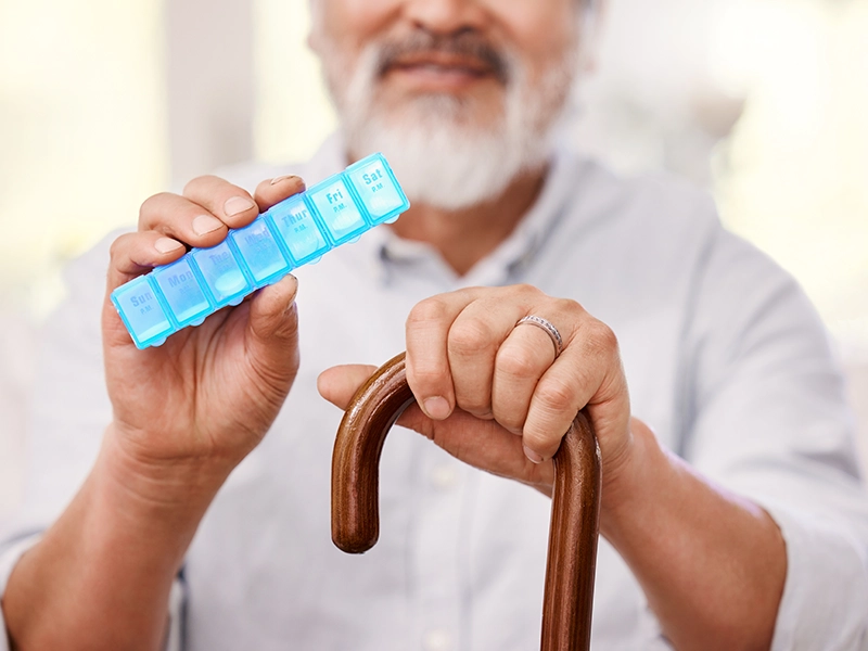 Una persona enseñando su pastillero.