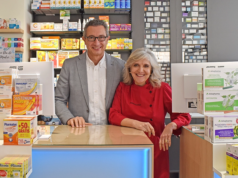 Mercedes y Jesús, gerentes de Farmacia Izquierdo.